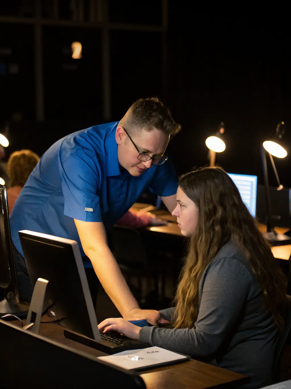 An apptrainuk.site instructor providing personalized guidance to a student, emphasizing the school's commitment to individual support.